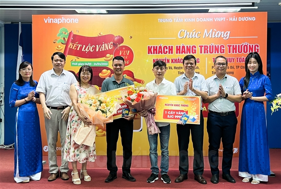 2 khách hàng tại Hải Dương trúng thưởng vàng SJC từ VNPT VinaPhone